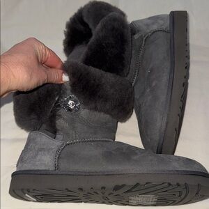 UGG 100% sheepskin Women's Gray Shearling Boots size 10